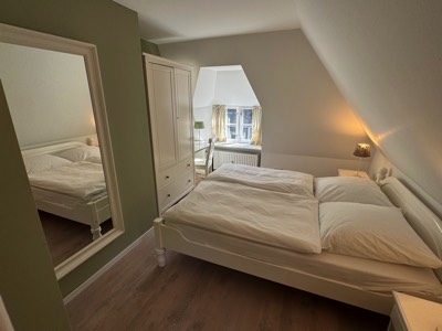  Schlafzimmer 1 mit Doppelbett 