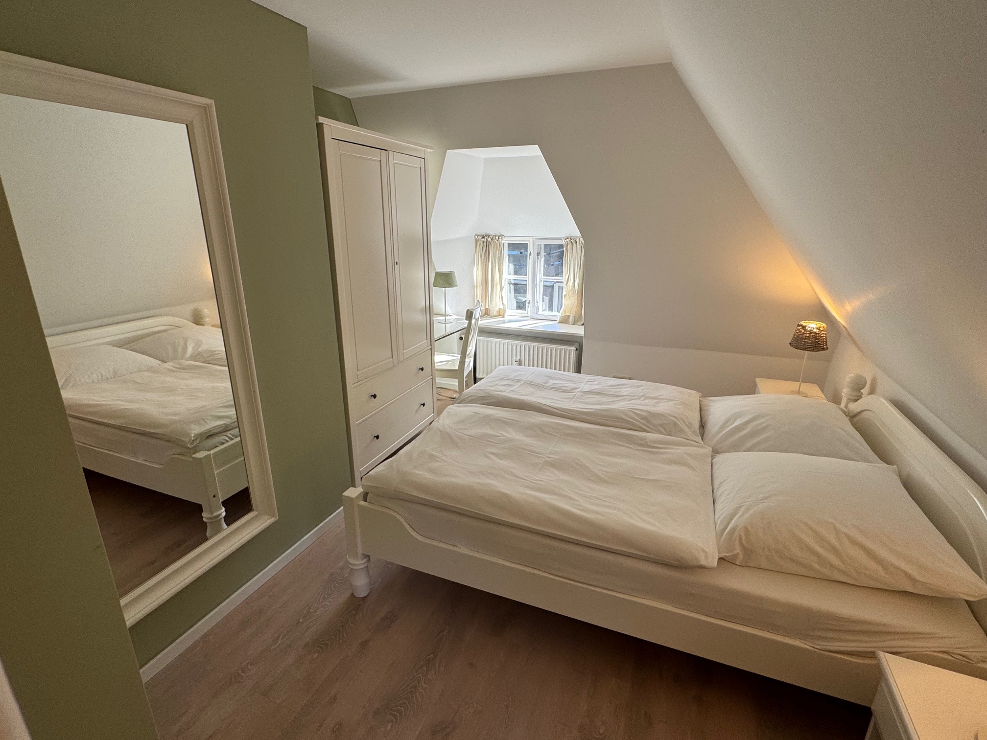  Schlafzimmer 1 mit Doppelbett 